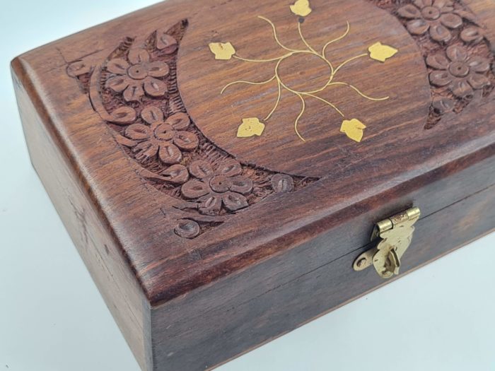 Caixa indiana de madeira com florais em bronze 15cm VI