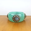 bracelete indiano de resina verde menta com pedrarias e metal