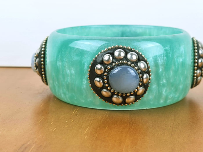 Pulseira indiana de resina verde cintilante com pedrarias e metal