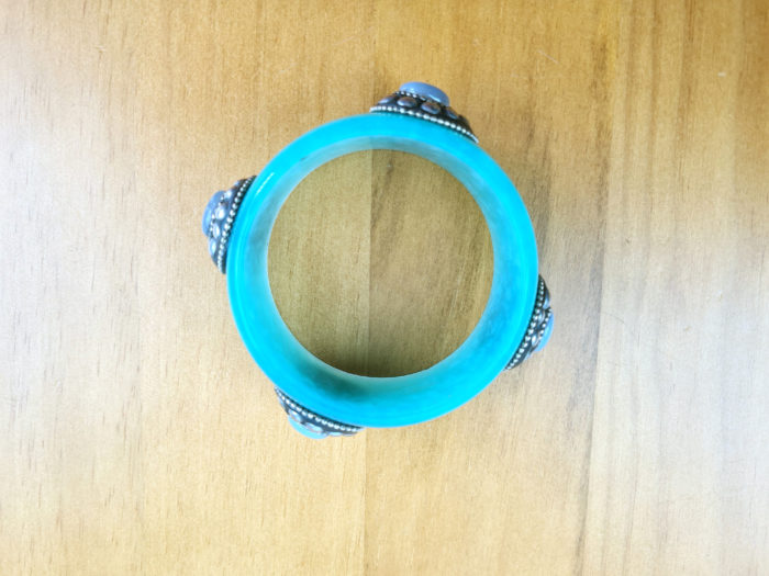 Pulseira indiana de resina verde cintilante com pedrarias e metal