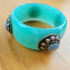 Pulseira indiana de resina verde cintilante com pedrarias e metal