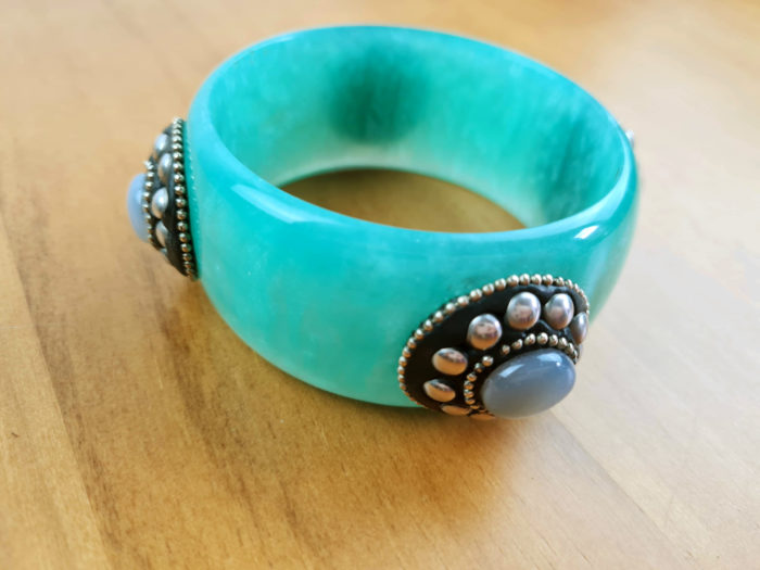Pulseira indiana de resina verde cintilante com pedrarias e metal