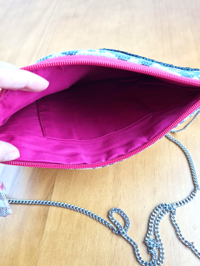 Bolsa indiana boho chic com pedrarias cinza e rosa