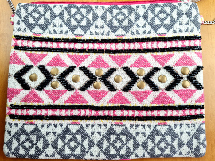Bolsa indiana boho chic com pedrarias cinza e rosa