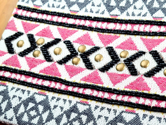 Bolsa indiana boho chic com pedrarias cinza e rosa