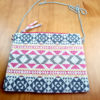 Bolsa indiana boho chic com pedrarias cinza e rosa