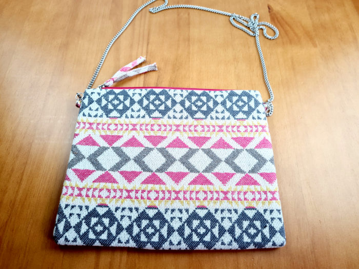 Bolsa indiana boho chic com pedrarias cinza e rosa