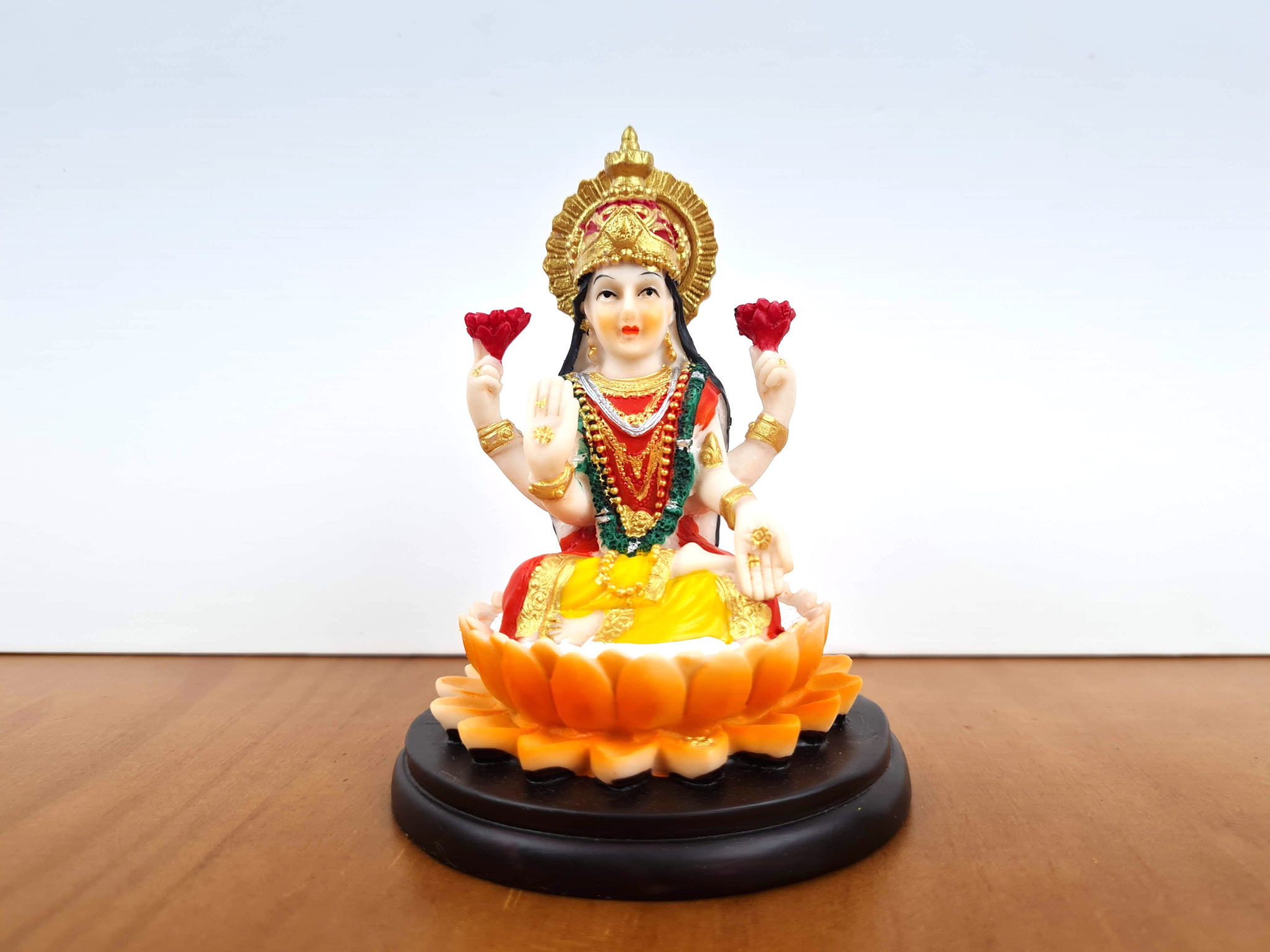 estátua da Deus Lakshmi em resina pintado a mão 11cm