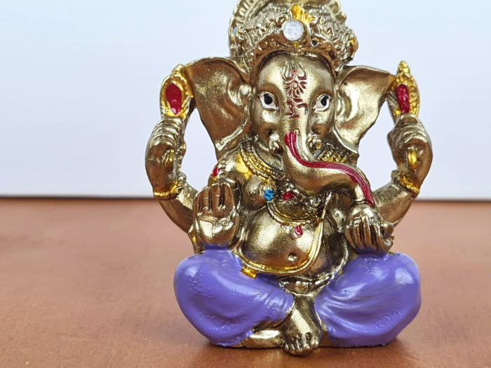 Estátua mini do Deus Ganesha dourado e lilás 5cm
