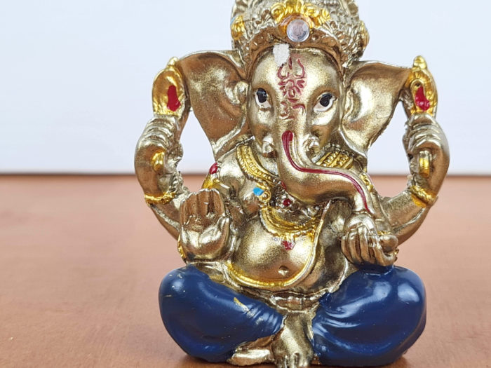 Estátua mini do Deus Ganesha dourado e azul 5cm