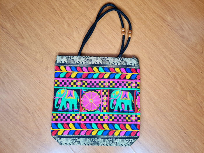 Bolsa indiana de tecido com estampa de elefantes preto e color neon