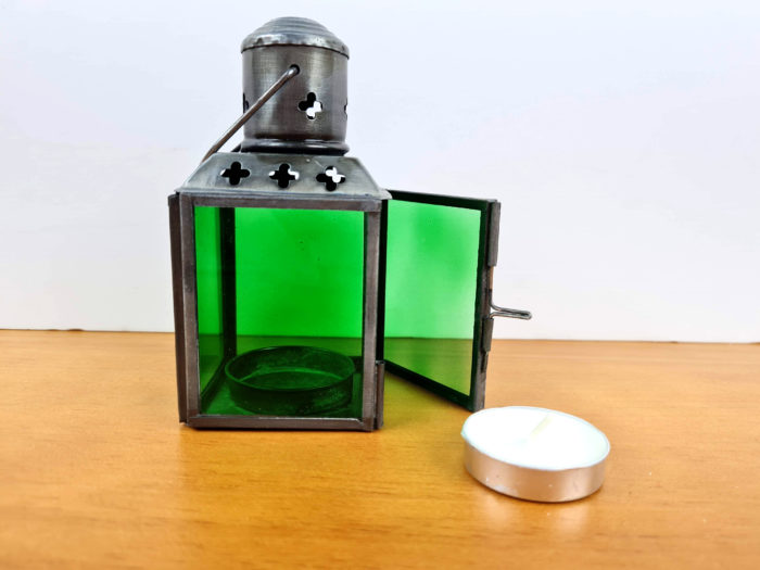 lanterna de metal vitral verde com velinha