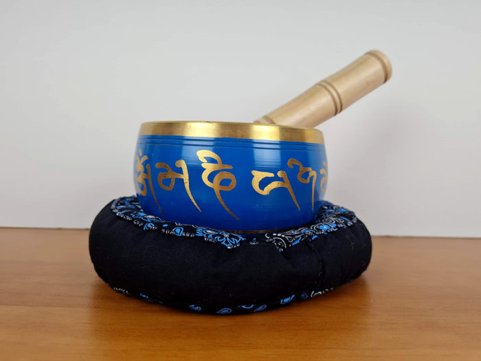 Tigela tibetana com 7 ligas de metal 10cm azul e dourada com almofada