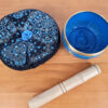 Tigela tibetana com 7 ligas de metal 10cm azul e dourada com almofada