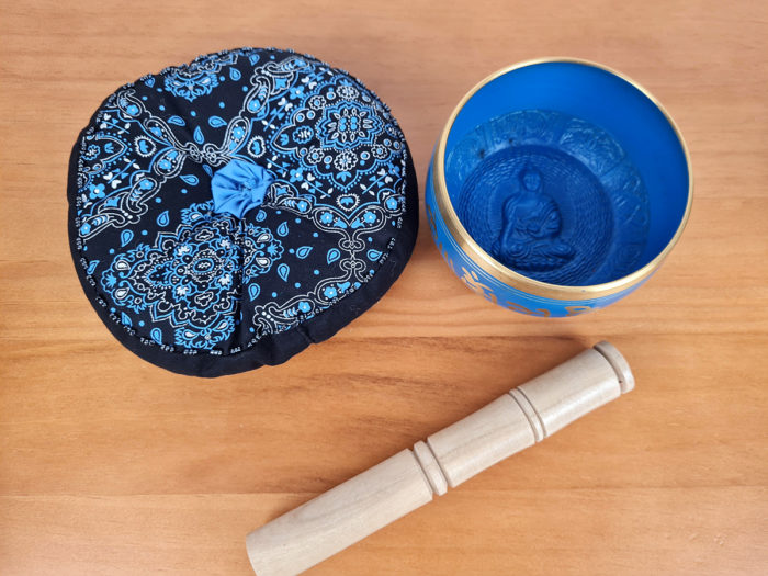 Tigela tibetana com 7 ligas de metal 10cm azul e dourada com almofada