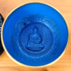 Tigela tibetana com 7 ligas de metal 10cm azul e dourada com almofada