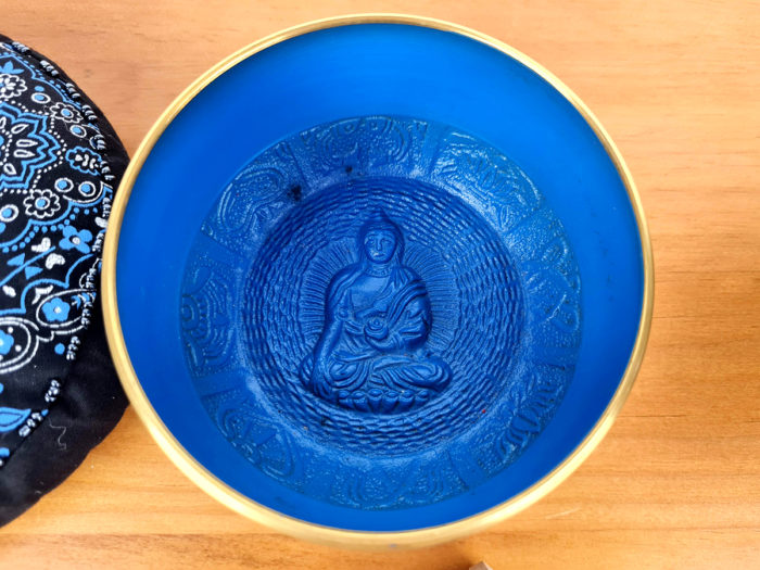 Tigela tibetana com 7 ligas de metal 10cm azul e dourada com almofada