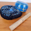 Tigela tibetana com 7 ligas de metal 10cm azul e dourada com almofada
