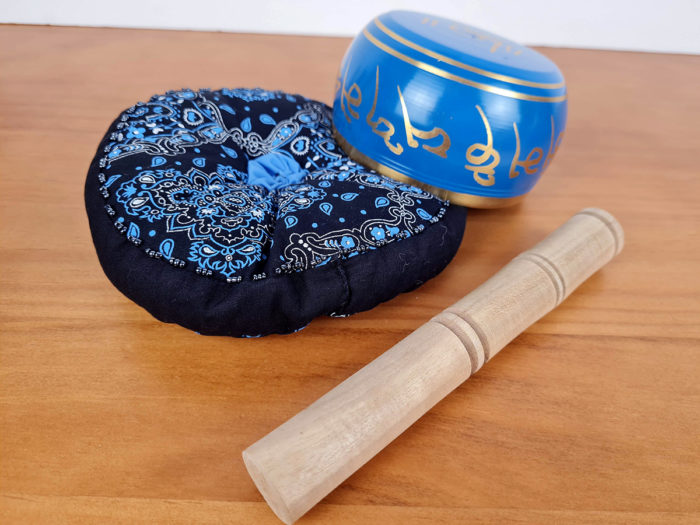 Tigela tibetana com 7 ligas de metal 10cm azul e dourada com almofada