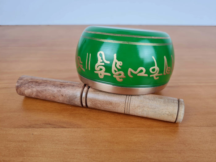 Tigela tibetana com 7 ligas de metal 10cm verde e dourada
