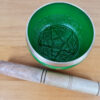Tigela tibetana com 7 ligas de metal 10cm verde e dourada