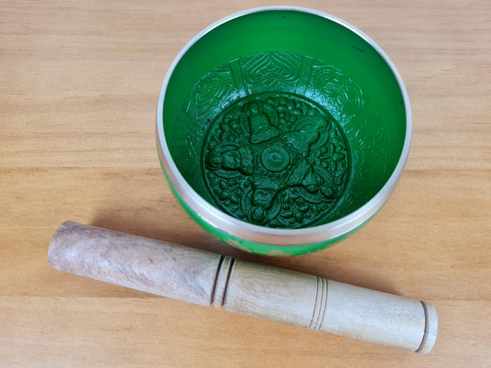 Tigela tibetana com 7 ligas de metal 10cm verde e dourada