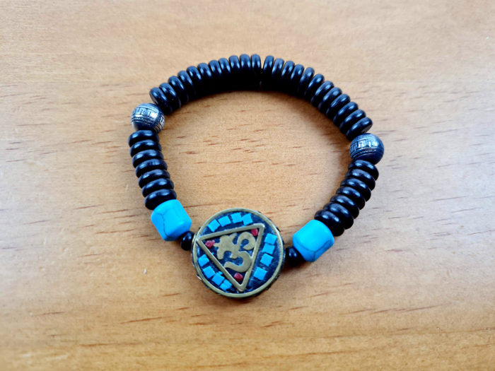 20220426_201746 pulseira indiana madeira preta com símbolo do OM e pedrinhas naturais