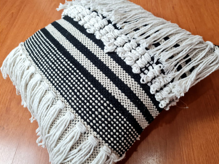 Almofada Balinesa de algodão cru e preto com franjas 40cm