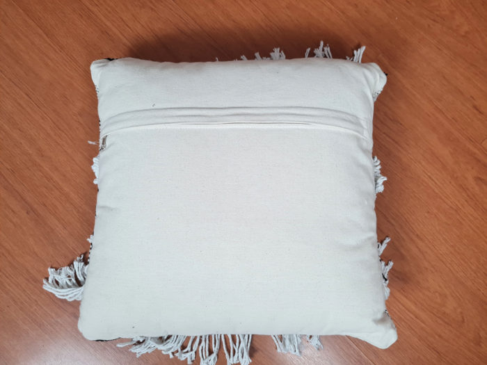Almofada Balinesa de algodão cru e preto com franjas 40cm