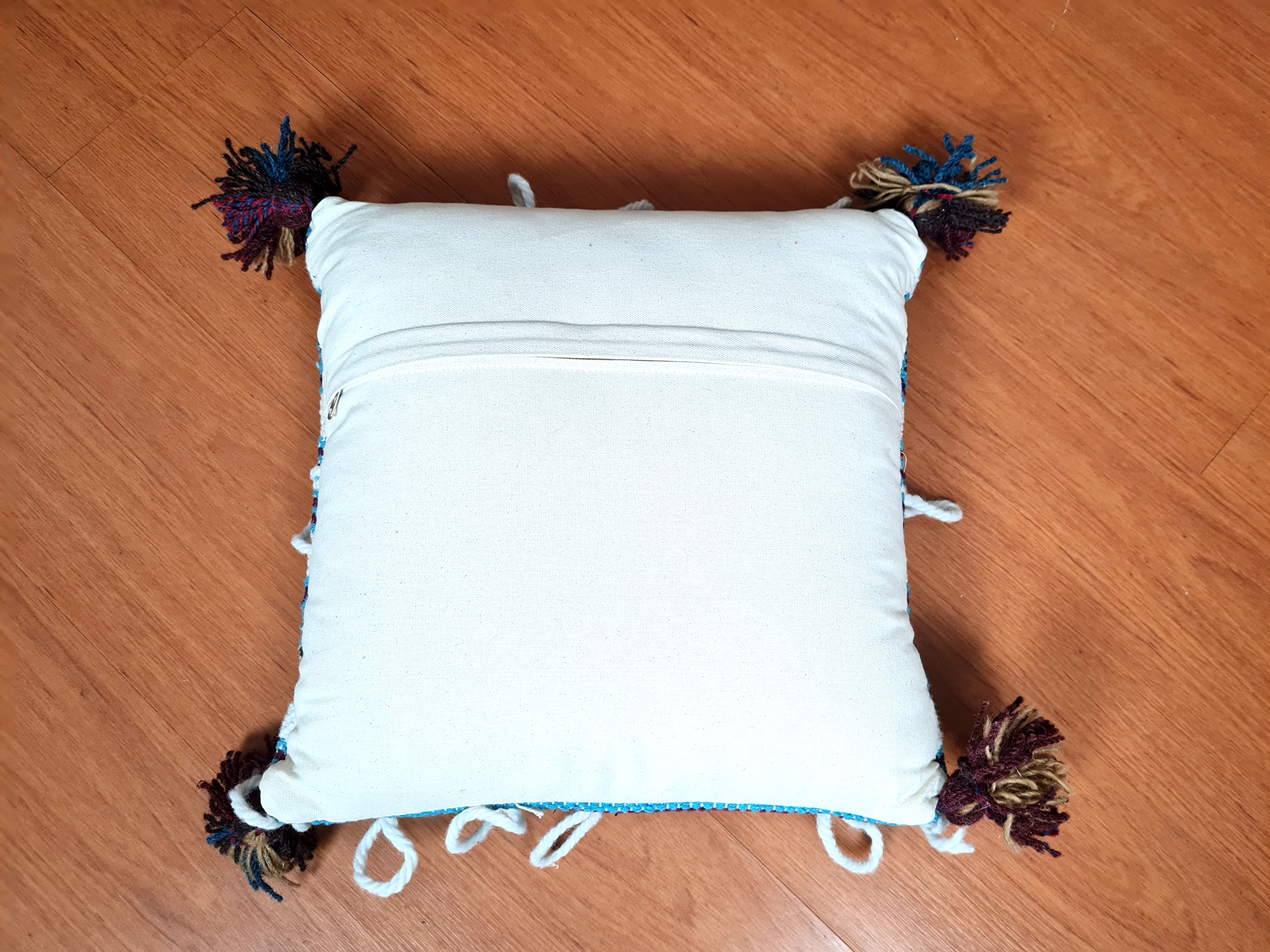 Almofada Balinesa algodão design étnico com tassel nas pontas 40cm