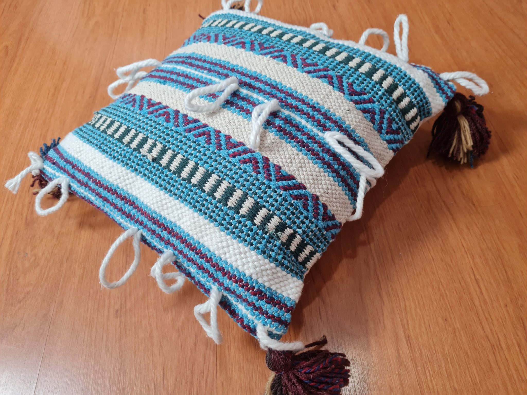 Almofada Balinesa algodão design étnico com tassel nas pontas 40cm