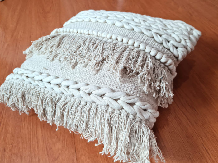 Almofada Balinesa de algodão cru Boho Chic com franjas 40cm