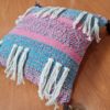Almofada Balinesa algodão rosa e azul com tassel nas pontas 40cm