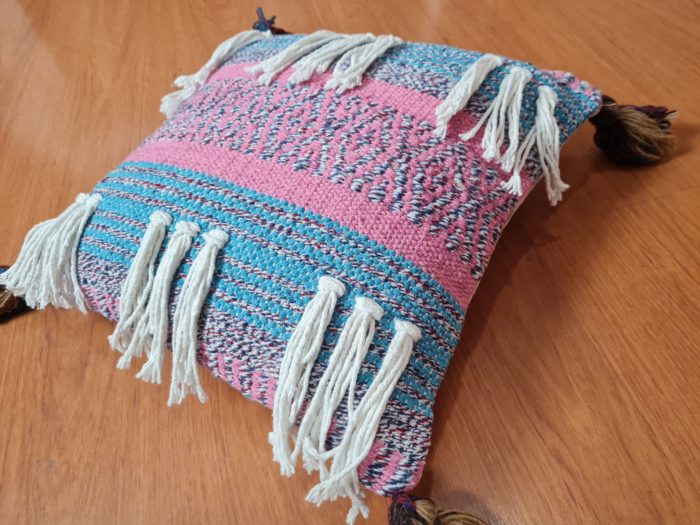 Almofada Balinesa algodão rosa e azul com tassel nas pontas 40cm