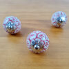 Kit com 3 puxadores decorativos indianos floral branco e vermelho