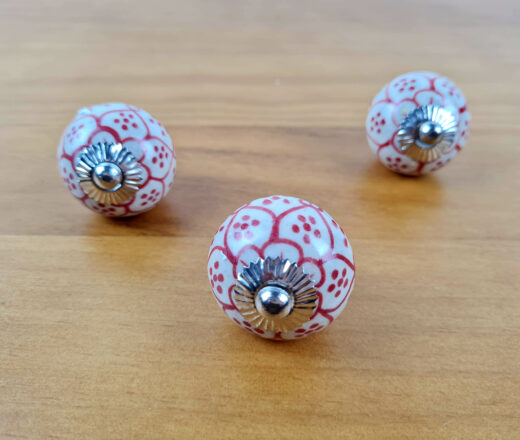 20220504_180347 Kit com 3 puxadores decorativos indianos floral branco e vermelho