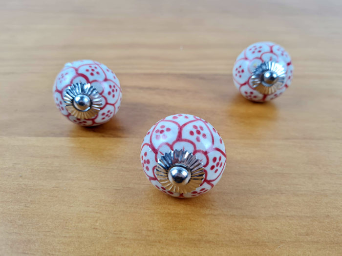 Kit com 3 puxadores decorativos indianos floral branco e vermelho