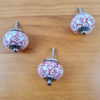 Kit com 3 puxadores decorativos indianos floral branco e vermelho