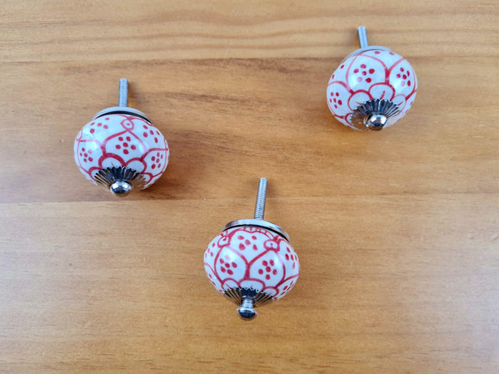 Kit com 3 puxadores decorativos indianos floral branco e vermelho