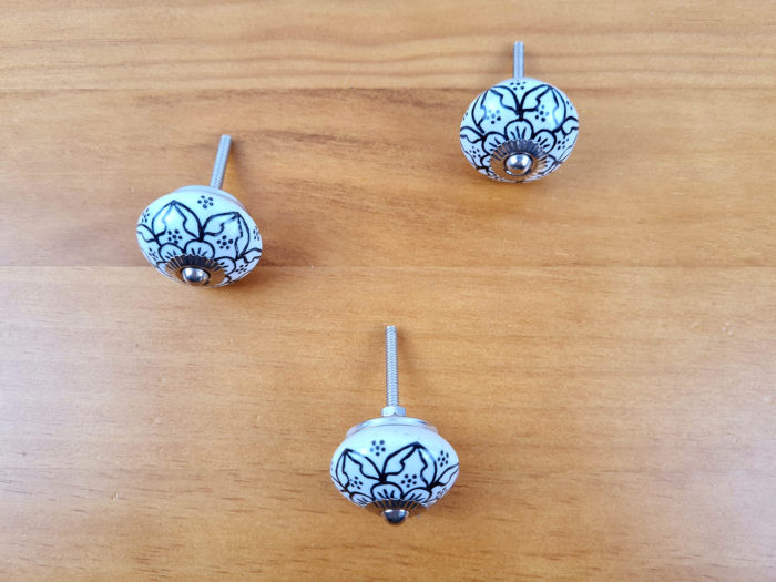 20220504_180519 Kit com 3 puxadores decorativos indianos floral branco e preto