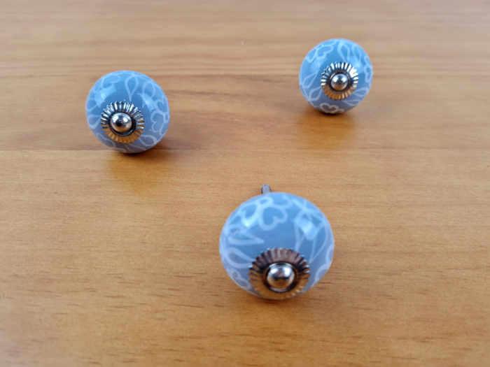 Kit com 3 puxadores decorativos indianos floral azul claro