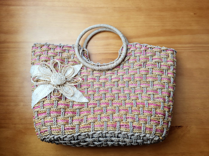 bolsa artesanal boho chic de fibra com flor