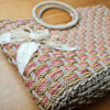Bolsa artesanal boho chic de fibra tricolor com flor