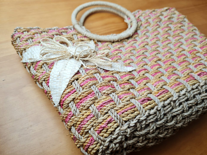 Bolsa artesanal boho chic de fibra tricolor com flor
