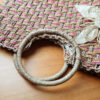 Bolsa artesanal boho chic de fibra tricolor com flor