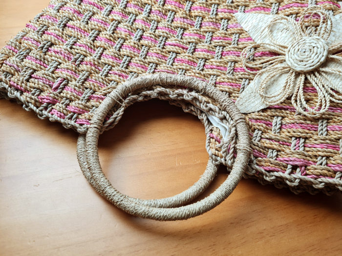 Bolsa artesanal boho chic de fibra tricolor com flor