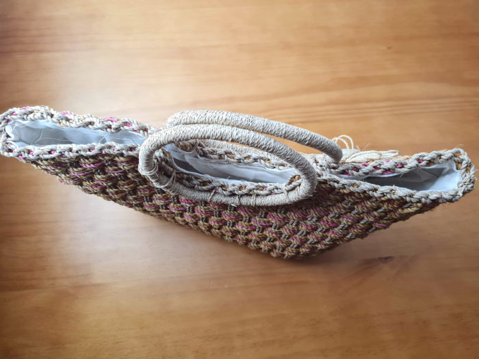 Bolsa artesanal boho chic de fibra tricolor com flor