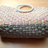 Bolsa artesanal boho chic de fibra tricolor com flor