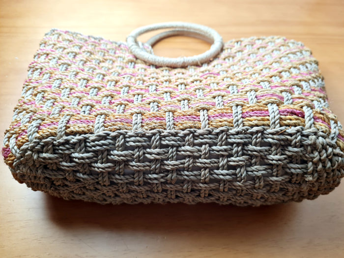 Bolsa artesanal boho chic de fibra tricolor com flor
