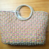 Bolsa artesanal boho chic de fibra tricolor com flor